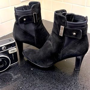 Aquatalia v Vera size 9 black suede booty super cute and comfy 3” heel